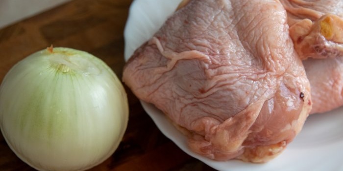 Ayam dalam tin adalah cara memasak yang paling mudah dan lazat