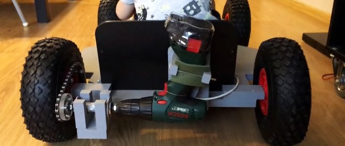 Cara membuat kereta elektrik kanak-kanak dari papan lapis dan pemutar skru