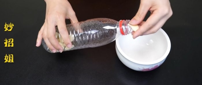 Tanpa parut Caranya bukan sahaja kupas tetapi juga cincang bawang putih menggunakan botol plastik