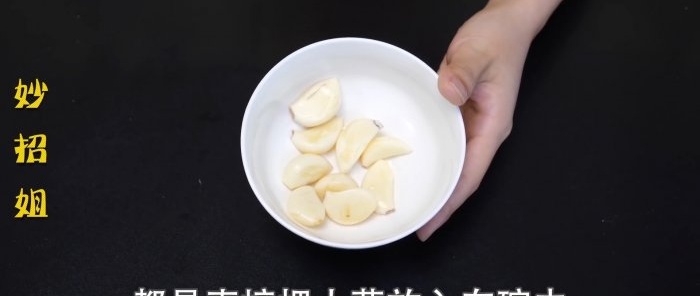 No grater How to not only peel but also chop garlic using a plastic bottle