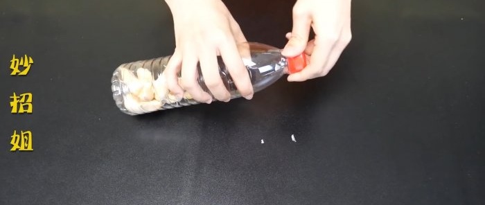 Sem ralador Como não apenas descascar, mas também picar alho usando uma garrafa de plástico