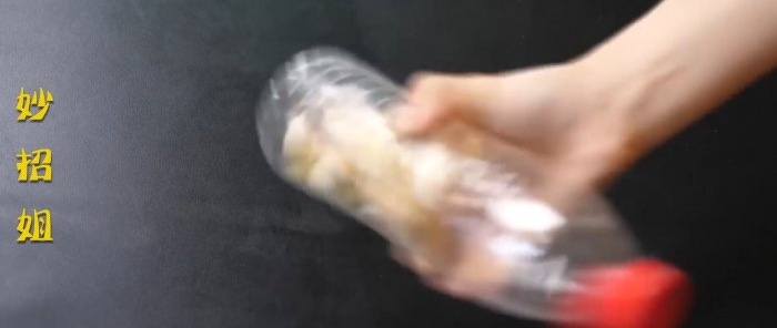 No grater How to not only peel but also chop garlic using a plastic bottle