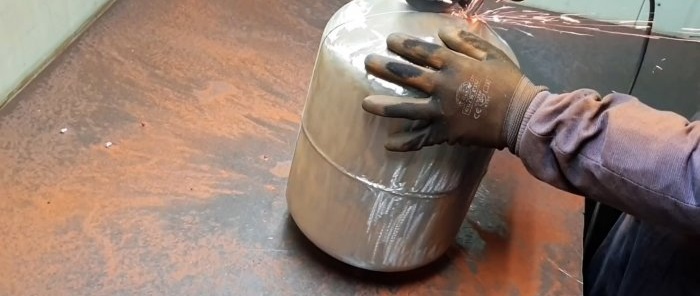 Hvordan lage en camp komfyr-ovn fra en ballong