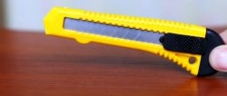 Cómo hacer una sierra con un cuchillo de oficina en 2 minutos.