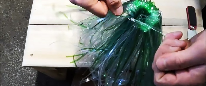 Cara membuat penyapu dari botol plastik