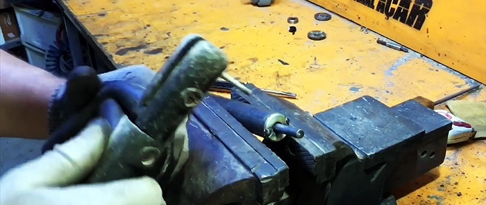 Hvordan lage en båtmotor fra en skrutrekker