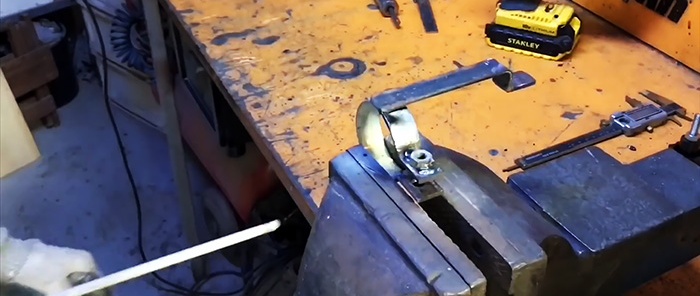 Cara membuat motor bot dari pemutar skru