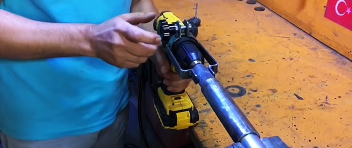 Како направити мотор за чамац од одвијача