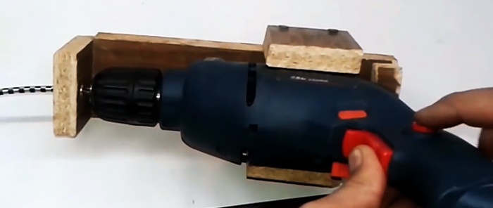 Com fer un accessori de trepant per a un tornavís