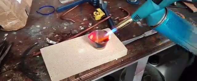 Comment faire un coude prononcé sur un tube en cuivre sans cintreuse ni autre équipement