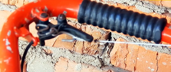 Hvordan lage en kraftig klipper av en gammel motorsag som vil klippe ned all vegetasjon