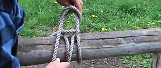 So befestigen Sie ein Seil an einer Stange, damit Sie es später leicht lösen können