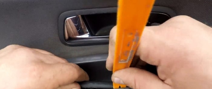 Sådan genopretter du slidt bilinteriør i plastik