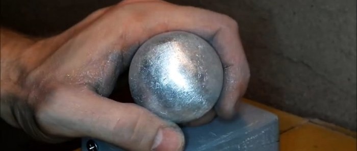 Wie man aus Aluminiumfolie einen perfekten Ball macht