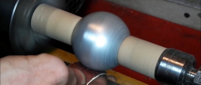Paano gumawa ng perpektong bola mula sa aluminum foil
