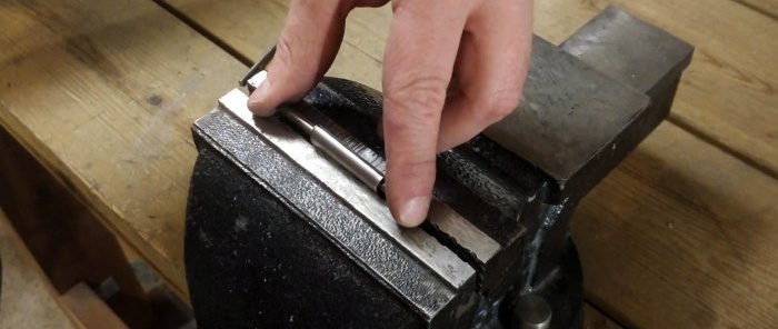 Jak zrobić dziurki na guziki za pomocą prostych narzędzi