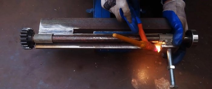 איך להכין מכונה ליצירת קשיחים על מתכת