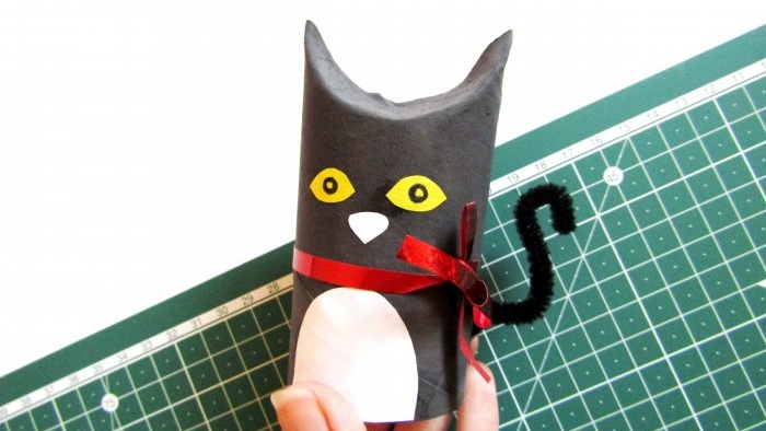 Slik holder du barnet ditt opptatt under karantene: la oss lage en katt av en toalettpapirrull