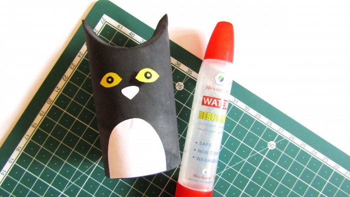 Ako zabaviť dieťa počas karantény: vyrobme si mačku z rolky toaletného papiera
