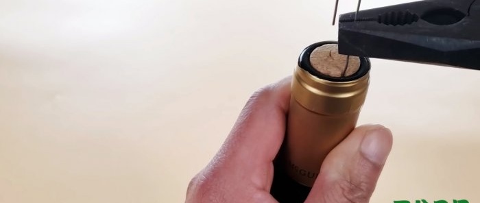 Hur man öppnar en flaska med ett gem