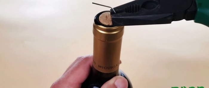 Πώς να ανοίξετε ένα μπουκάλι με συνδετήρα