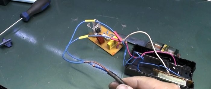Eski bir elektrikli süpürgeden elektrikli alet için güç regülatörü nasıl yapılır
