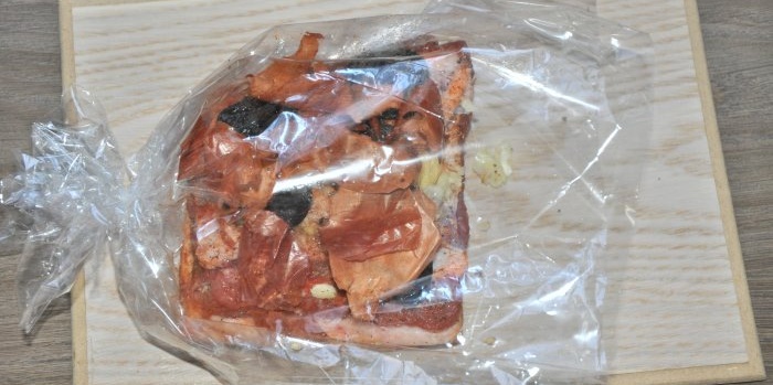Manteca de cerdo ahumada en manga al horno.