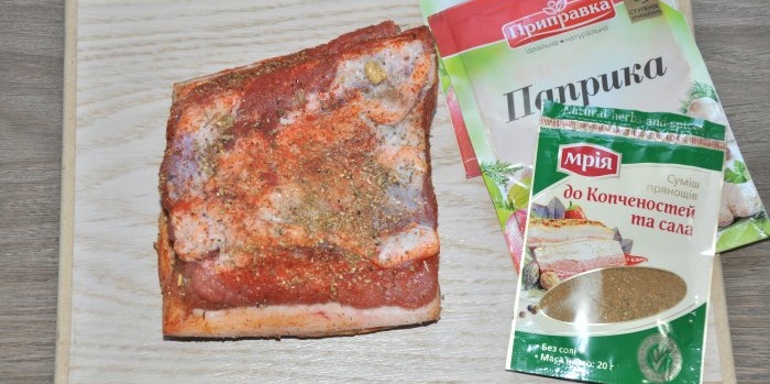 Manteca de cerdo ahumada en manga al horno.