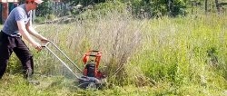 Hur man gör en kraftfull gräsklippare av en gammal motorsåg som klipper ner all vegetation