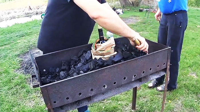 Không cần hóa chất, chúng ta đốt than trên bếp nướng một cách nhanh chóng và dễ dàng