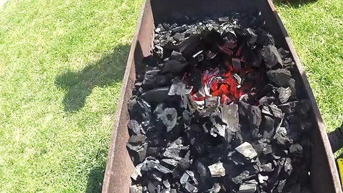 Sans produits chimiques, nous allumons les charbons dans le gril rapidement et facilement