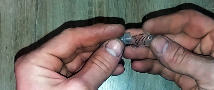 Hogyan készítsünk eldobható fecskendőből erős 4 dugattyús minikompresszort