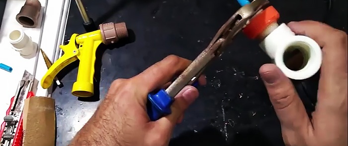 Fabriquer une buse en mousse pour un tuyau d'arrosage