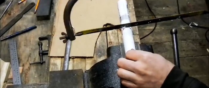 Como fazer uma bainha confortável para qualquer faca com um tubo de plástico