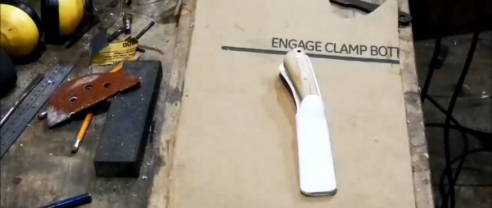 Hogyan készítsünk kényelmes hüvelyt bármilyen késhez műanyag csőből