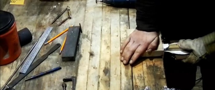 Sådan laver du en behagelig skede til enhver kniv fra et plastikrør