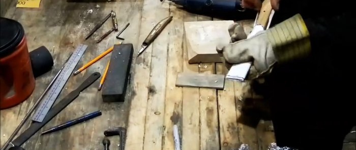 Hvordan lage en komfortabel slire for enhver kniv fra et plastrør