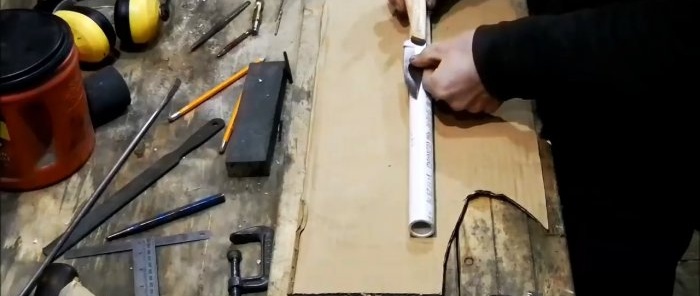 Sådan laver du en behagelig skede til enhver kniv fra et plastikrør