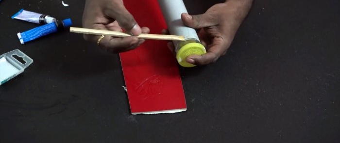 Hvordan lage en hagekanne fra en beholder og kutte et rør