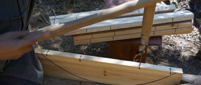 Sådan laver du et trælåg til en kedel i et røgeri eller tandoor uden lim, søm og skruer
