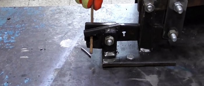 Cách làm kéo đòn bẩy để cắt thanh và dây điện