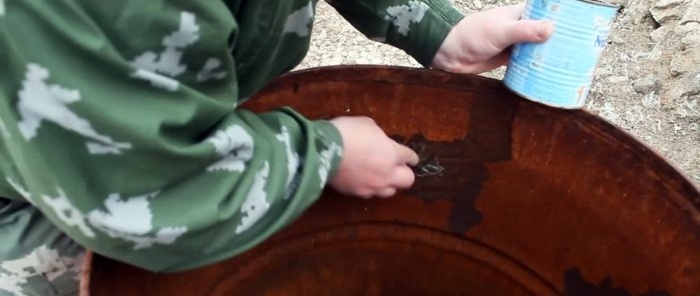 Repairing a leaky barrel in just 1 minute using the old-fashioned method