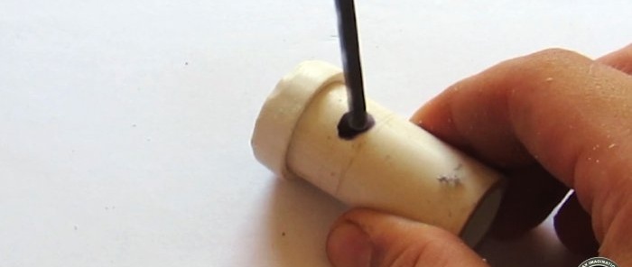 Hoe maak je een irrigatiesproeier van PVC-buizen