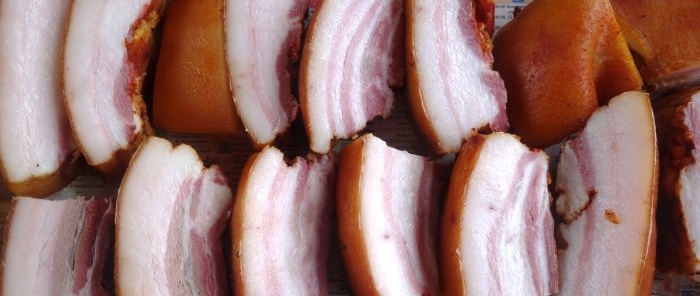 Bacon defumado e cozido de verdade em condições campestres