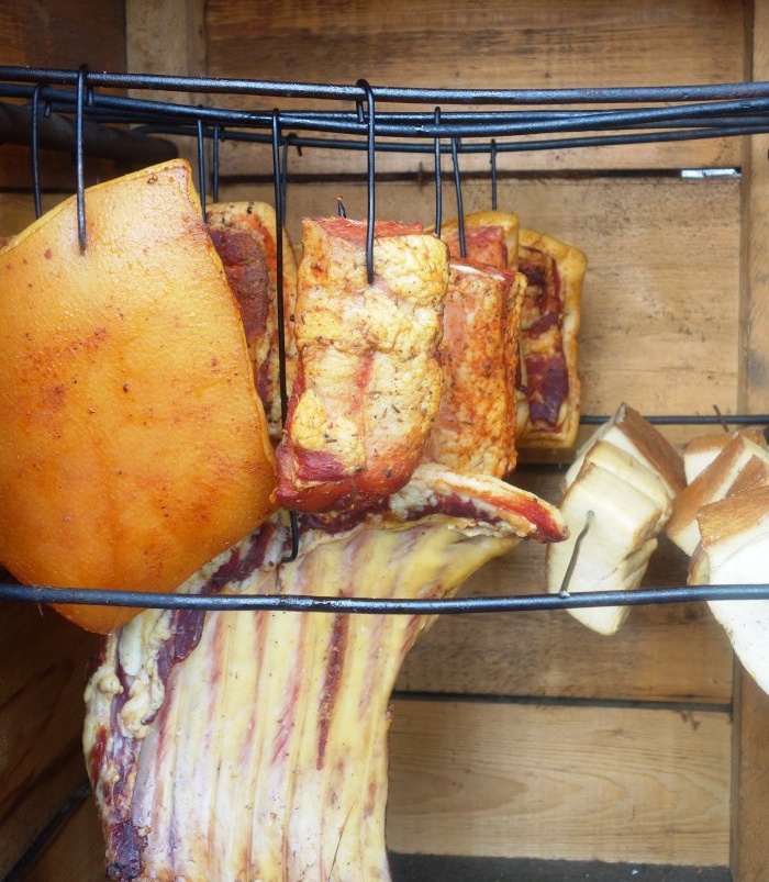 Bacon defumado e cozido de verdade em condições campestres