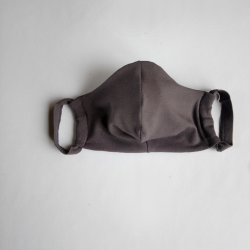 En detaljerad mästarklass om att göra en lätt, bekväm mask från en T-shirt