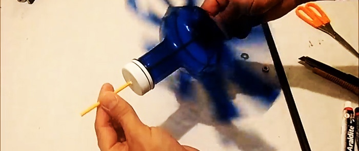 كيفية صنع طاحونة هوائية للحديقة من زجاجة بلاستيكية