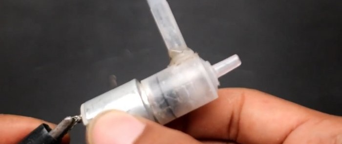 Comment fabriquer une simple pompe à eau à partir d'un moteur et d'une seringue