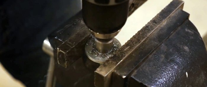 Como fazer uma braçadeira conveniente com os restos de uma placa