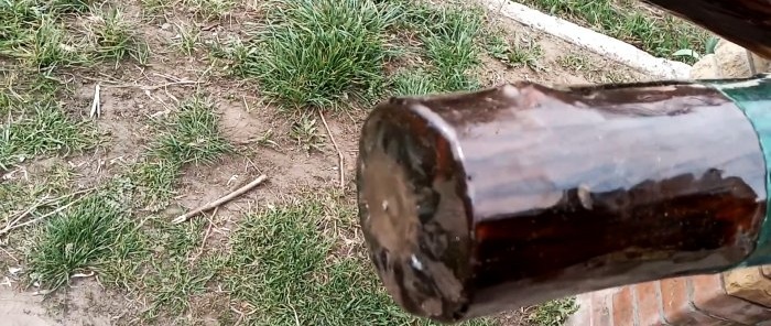 Protegendo postes de madeira com garrafas PET por centavos